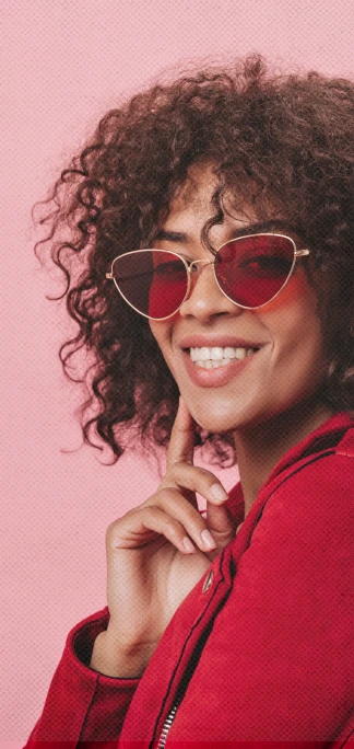 femme-lunettes-rouge